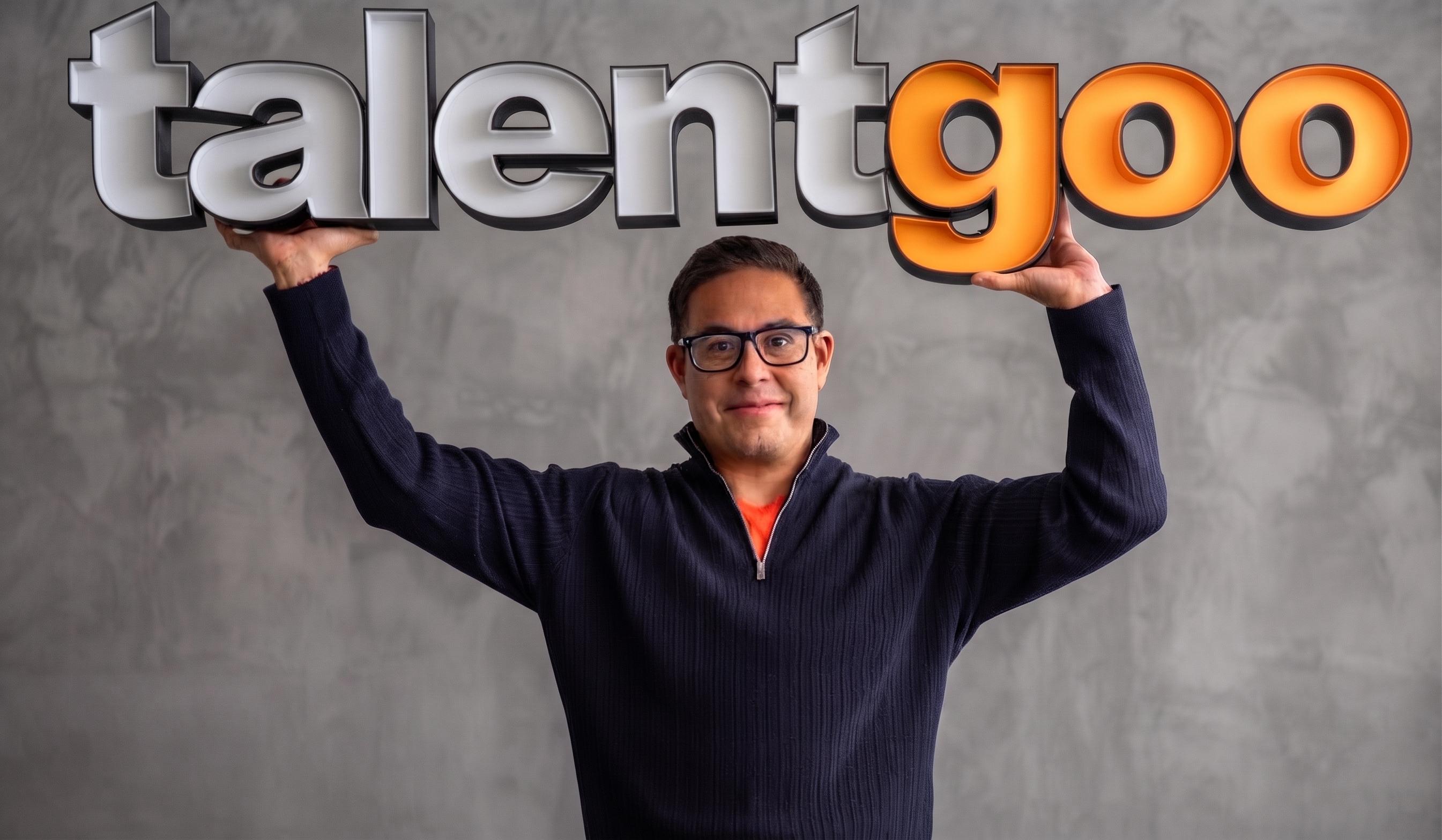 Jorge Díaz con el cartel de Talentgoo