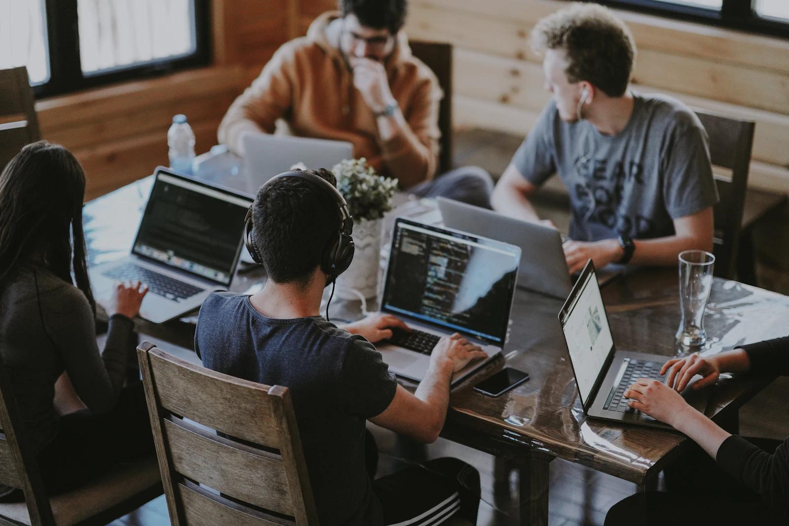 Equipo profesional diverso colaborando en una oficina moderna, con representación respetuosa de inclusión laboral